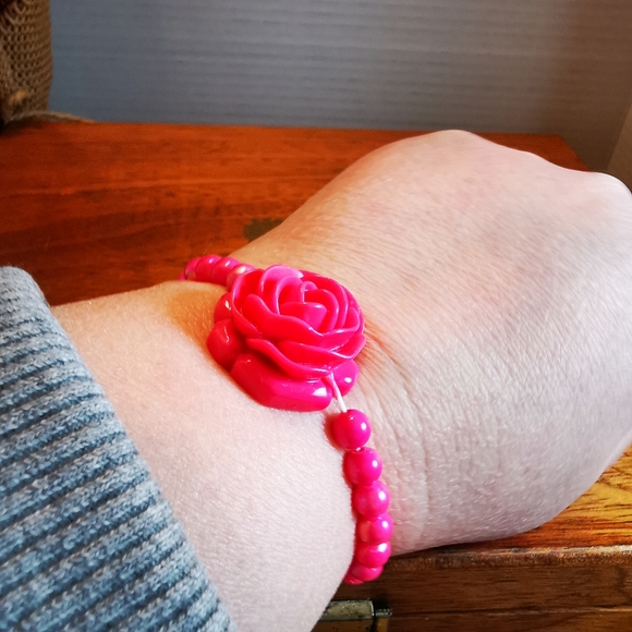 Vintage Small Child Size Bright Pink Resin Rose and Iridescent Bead Jewelry Set - Picture 11 of 12